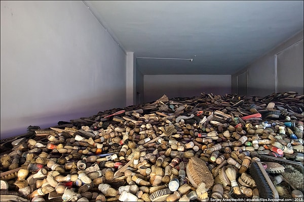 2. Следующая комната наполовину заполнена средствами личной гигиены...