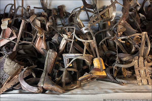 4. Сотни протезов, корсетов, костылей.