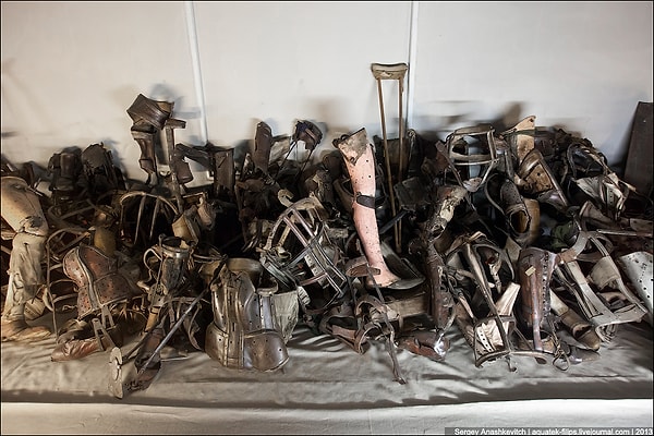 5. Инвалиды для работы были непригодны. Поэтому по прибытию в лагерь их ждала лишь одна участь - газовая камера и крематорий.