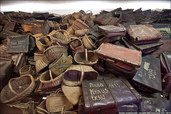 8. Все имущество, которое привозили депортированные люди, сортировалось, складировалось и самое ценное вывозилось в Третий рейх для нужд СС, Вермахта и гражданского населения.