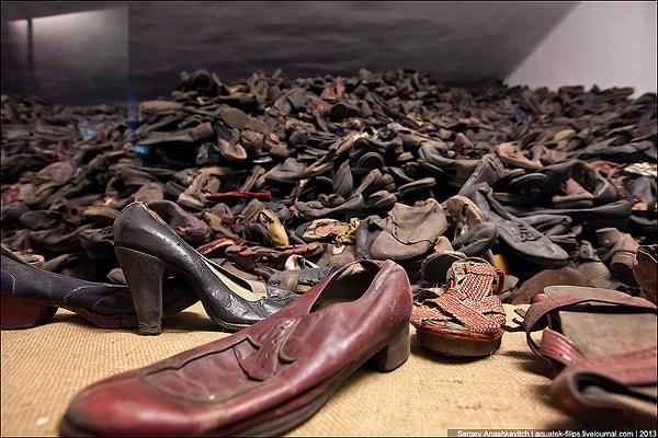 10. Эту обувь когда-то носили живые люди, снявшие ее перед "баней".