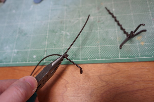 11. Далее лапки: сделайте 4 шт. из проволоки.