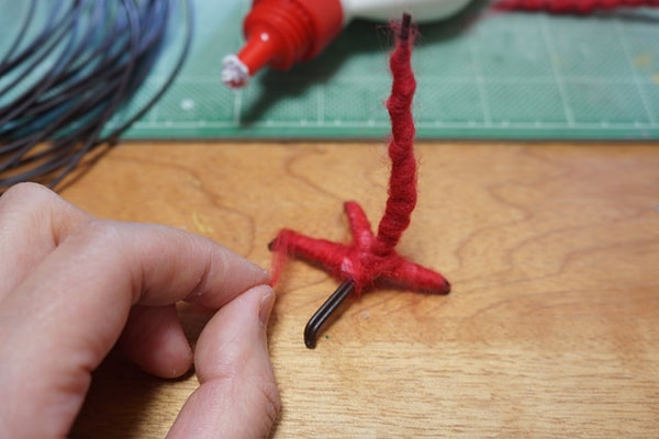 12. Спрячьте металл под красным войлоком