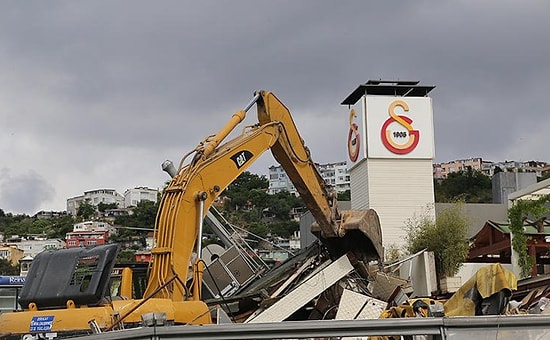 Çıkarma Gemisiyle İş Makinesi Getirildi: Galatasaray Adası'ndaki Yıkım Sosyal Medyanın Gündeminde