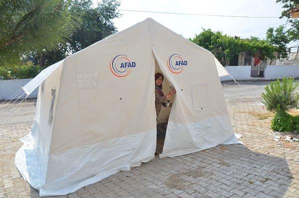 Sarsıntıyla evlerinde hasar oluşan vatandaşlar geceyi AFAD'ın çadırlarında geçirdi.
