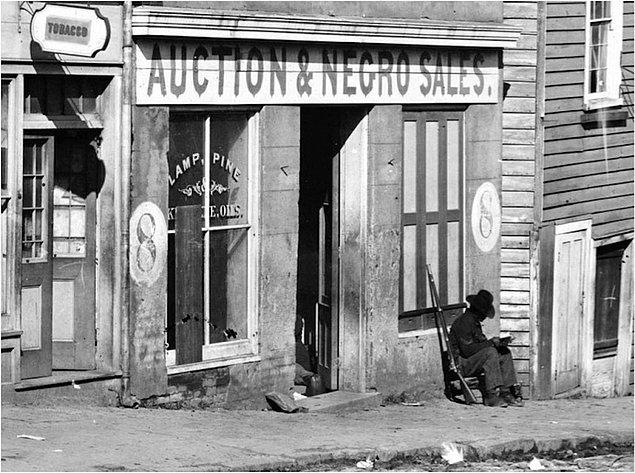 5. Açık artırmayla kölelerin satıldığı bir dükkan, 1864.