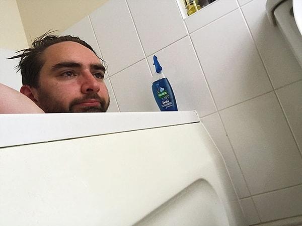 Her şey İngiliz sanatçı Hector Janse van Rensburg'ün banyoda çektiği bu fotoğrafı tweet atmasıyla başladı.