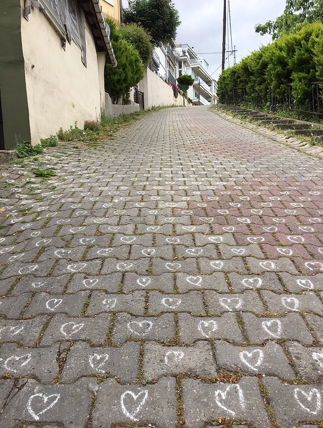 3. "Adam Çengelköy'de mahallenin yokuşundaki tüm parke taşlarına tek tek kalp çizmiş... İmkanı olan delirsin ama böyle şık delirsin :) "