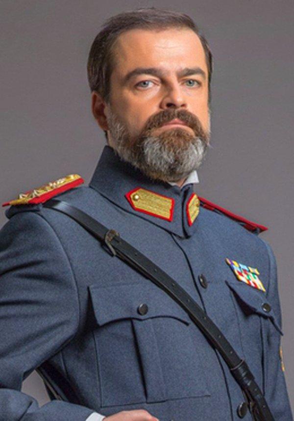 1. Komutan Vasili (Baki Davrak)