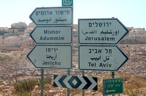 14. İsrail’de tüm tabelalarda Arapça olması zorunlu. Zira Arapça İsrail’deki resmi dillerden biri.