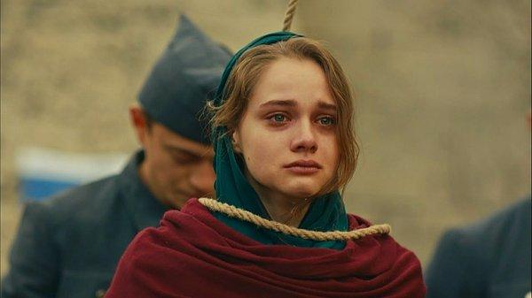 Örnek verirken Miray Daner'in canlandırdığı Hilal karakterinin idam tahtasına yürüdüğü sahneyi tekrar akıllara getiren Pınar Deniz, bu sahneden sonra terapiye gitme kararı aldığını söyledi.
