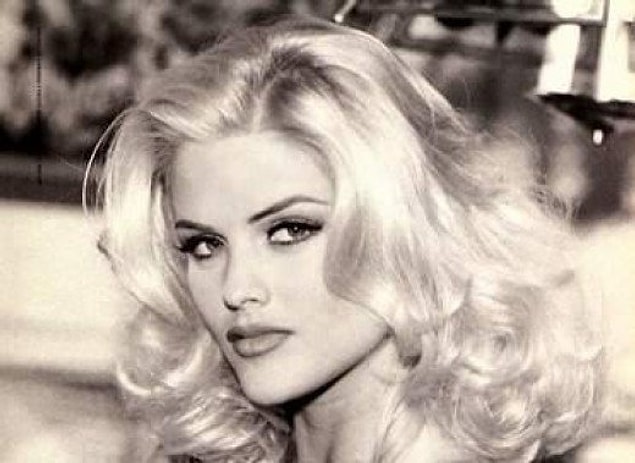 Bir gün hayatını değiştirecek olan adam J. Howard Marshall bu striptiz kulübünden girdiğinde, Anna Nicole tam tamına 7 yıldır bu köhne mekanda çalışıyordu.