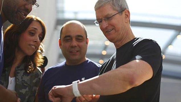 Apple CEO'su Tim Cook bir glukoz ölçer saat ile görüntülenmişti.
