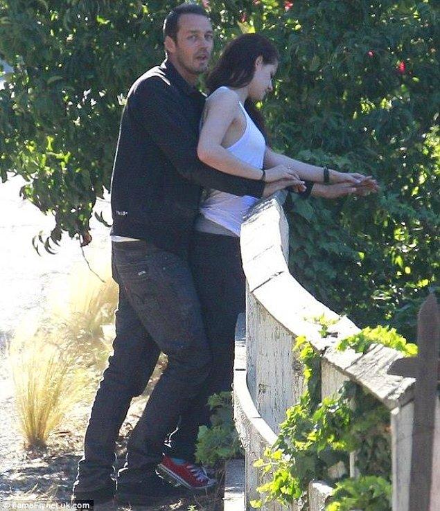8. Kristen Stewart, Robert Pattinson ile aşk yaşarken yönetmen Rupert Sanders ile birlikte fazlasıyla yakın bir şekilde görüntülenmiş, resmen gündemde bomba etkisi yaratmışlardı!
