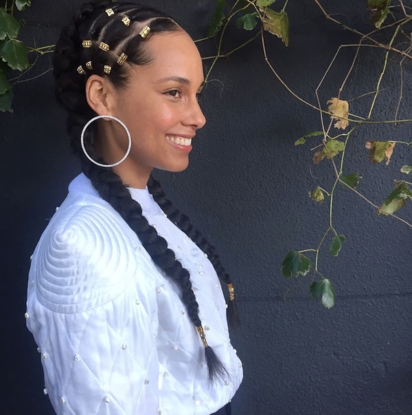 Doğal görünümün en büyük destekçisi Alicia Keys de gönlünü örgülere kaptıranlardan!