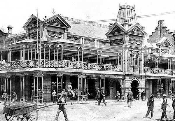 9. В 19 веке Йоханнесбург был городом золотой лихорадки: здесь в 1886 году австралиец Джон Харрисон случайно обнаружил породу, которая была идентифицирована как "золотоносная".