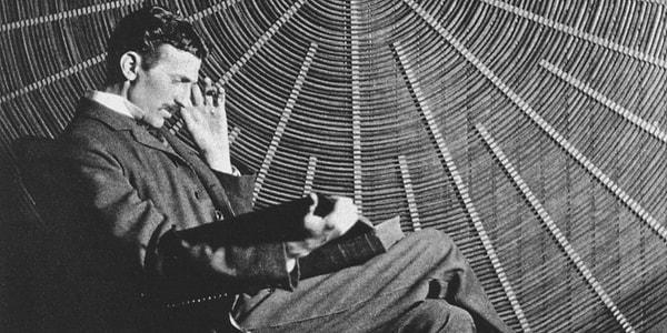 Edison ve diğer kapitalist iş sahiplerinin karşısında durmasıyla ve elektriğin kablosuz taşınması konusundaki çalışmalarıyla üne kavuşur Tesla.