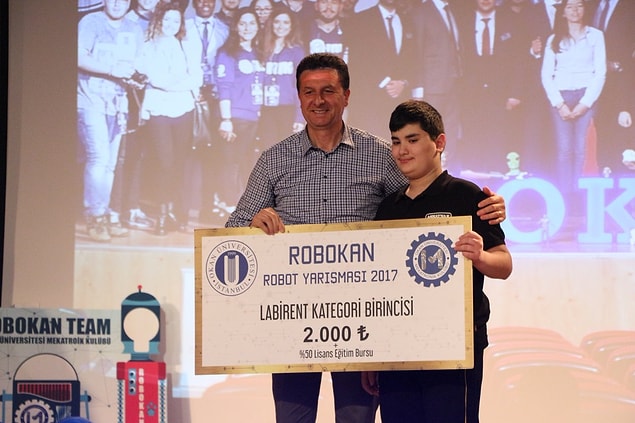 Birçok üniversitenin robot yarışmalarına katıldı, her birinden de başarısını aynı şekilde devam ettirdi Eray.
