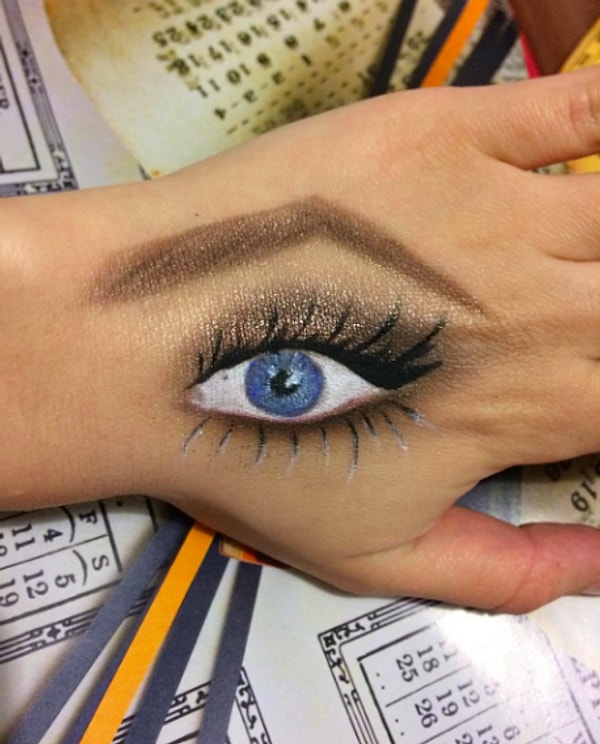 11. Цвет этого глаза завораживает...