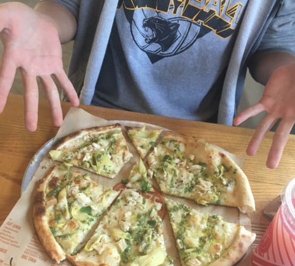 7. С появлением таких умельцев становится под вопрос надобность специального ножа для пиццы!