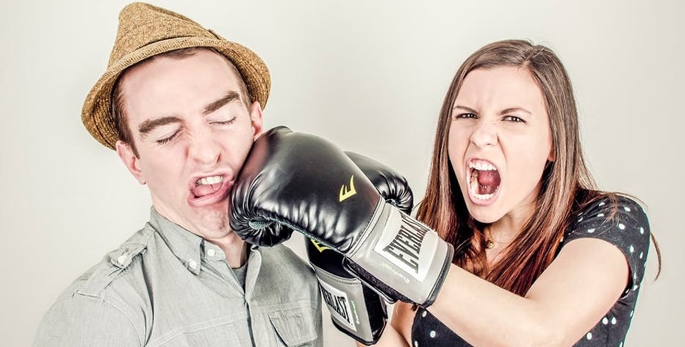 Эксперт по отношениям утверждает, что с помощью слова «ой» можно избежать ссоры с партнером