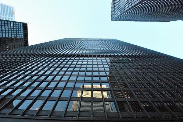 1. Toronto'lu bir avukat olan Garry Hoy, ofis camlarının ne kadar sağlam olduğunu kanıtlamak için sürekli kendini cama doğru fırlatıyordu.