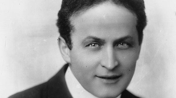 10. İlüzyonist Harry Houdini, çok şiddetli bir yumruktan hiç etkilenmeyeceğini söylemiş ve bir gönüllüden kendisine vurmasını istemiş.