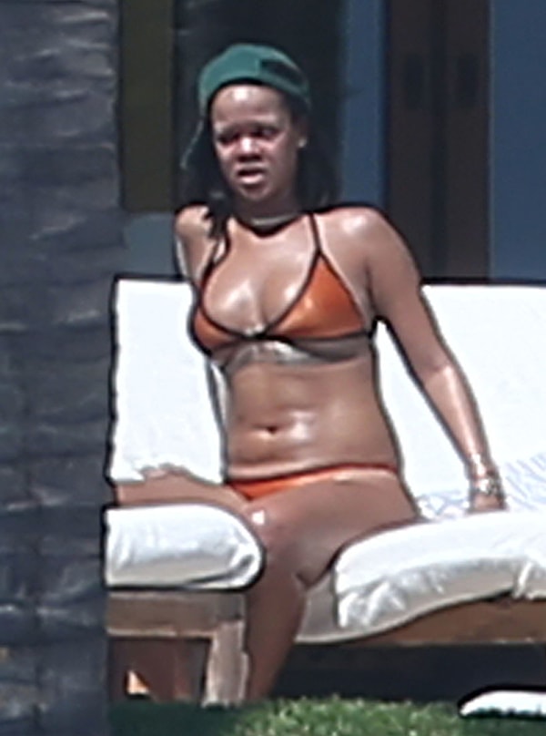 12. А так артистка выглядела в прошлом месяце