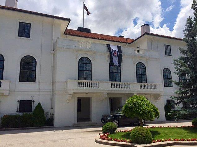 Sadece klavye Beşiktaşlısı da değil Moore. Adam elçilik binasına siyah beyaz bayrak astı, önünde kartal pozu verdi.