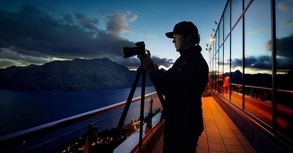 Şimdi ise kendi deyişiyle emekliliğin tadını çıkarıyor! Bol bol seyahat ediyor ve fotoğraf çekiyor. Tabii insanın emekliliği böyle olursa, tadını çıkarır hiç şüphesiz...😎