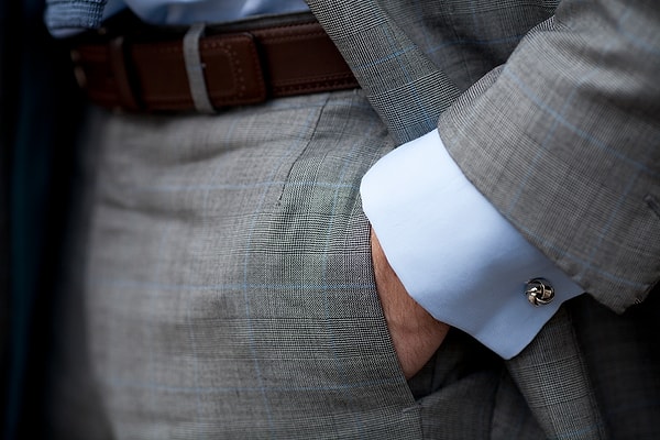 2. Не забудьте оторвать ярлык с рукава костюма, перед тем как его надеть.