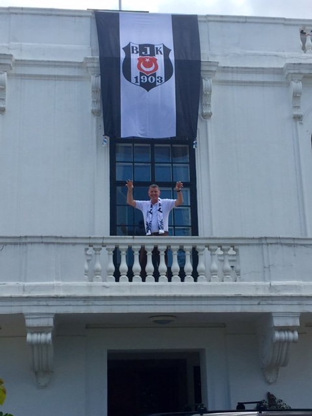 Sadece klavye Beşiktaşlısı da değil Moore. Adam elçilik binasına siyah beyaz bayrak astı, önünde kartal pozu verdi.
