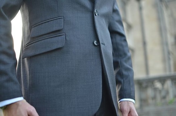 4. Карманы пиджака должны быть открыты. Распорите закрывающие их нити.