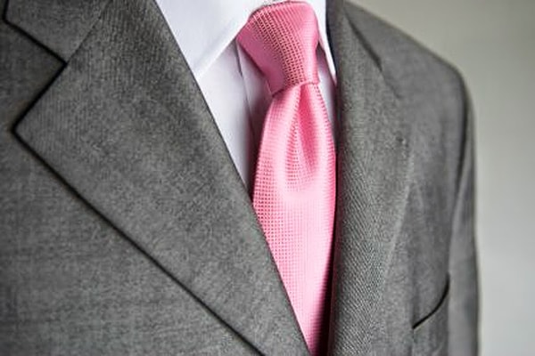 13. На галстуке должно быть углубление.