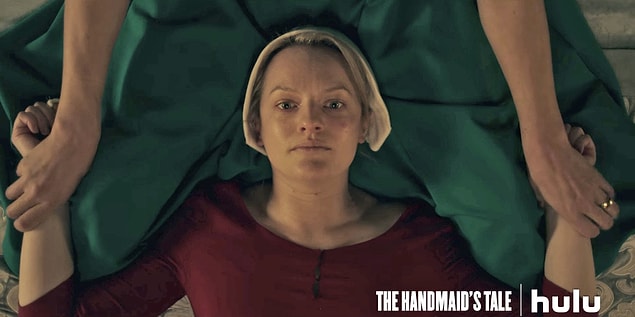 2. Cemre'nin tavsiyesi ise, ilk iki bölümünü izlediği ve çok beğendiği "The Handmaid's Tale" dizisi.
