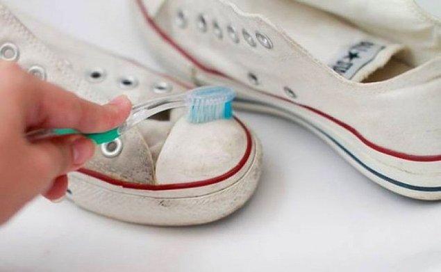4. Converse gibi tabanı beyaz olan ayakkabılar çok hızlı bir şekilde kirlenir. Yalnız diş macunu yardımıyla eski beyazlığına kavuşur.