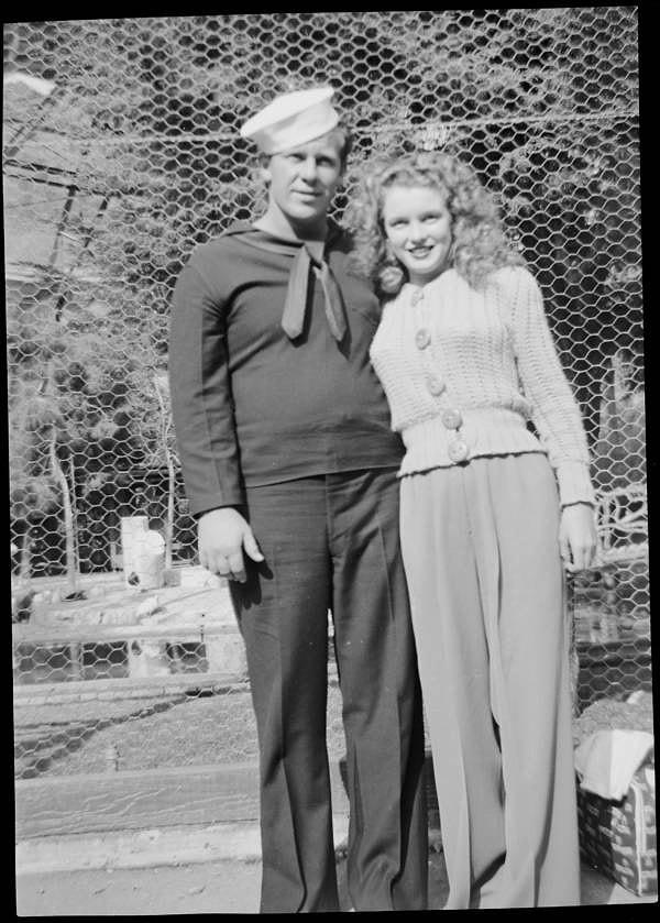13. 1943'te Dougherty ticaret gemisinde çalışmaya başladı. Bir yıl içerisinde, eşini arkada bırakarak Pasifik'e yolculuğa çıktı.