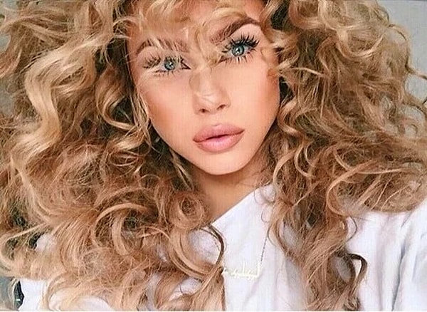 5. Девушкам с кудряшками не нужно тратить много времени на укладку, поэтому собираются они очень быстро. А это, как можно догадаться, бережёт и ваши нервы в том числе.