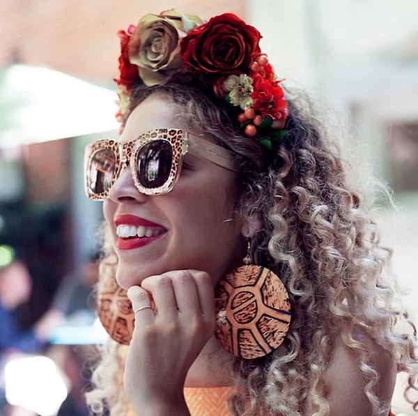 6. Её волосы очень электризуются, но эти разряды снимают отрицательную энергию.