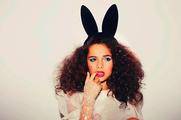 7. В волосах такой структуры запах шампуня хранится очень долго, поэтому запах её шевелюры не будет покидать вас ни на минуту!