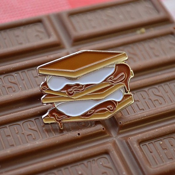 17. Американский десерт Смор (состоит из поджаренного маршмэллоу и шоколада, которые располагаются между двумя крекерами)