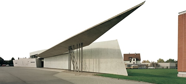 3. Первой постройкой Захи было здание пожарной части в компании Vitra в Германии (1990 — 1993 гг.).