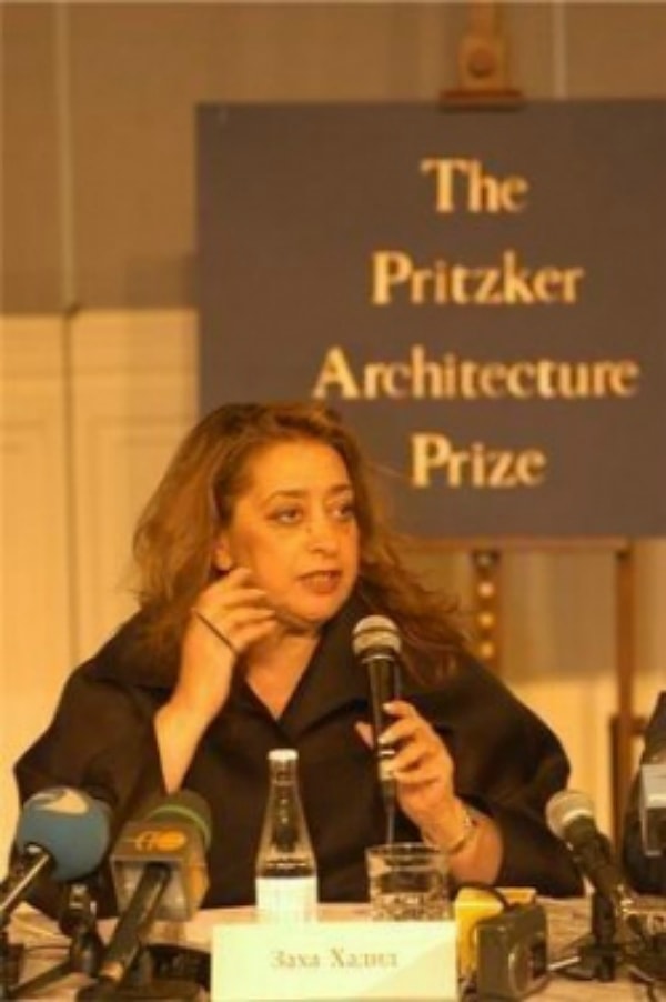 5. Многое связывает Заху и с Россией. Примечателен тот факт, что величайшую Притцкеровскую премию архитектору вручали в Эрмитажном театре в Санкт-Петербурге.