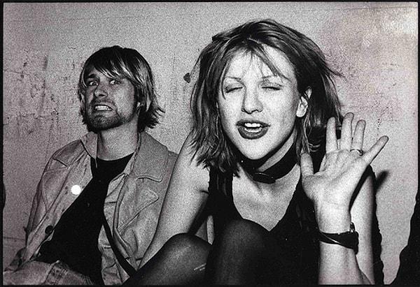 Hikayenin başına dönelim... Courtney Love, Kurt Cobain ile tanışmadan önce de hayatında büyük zorluklar yaşamış fakat her şeye rağmen ayakta kalmış bir müzisyen kadındı.