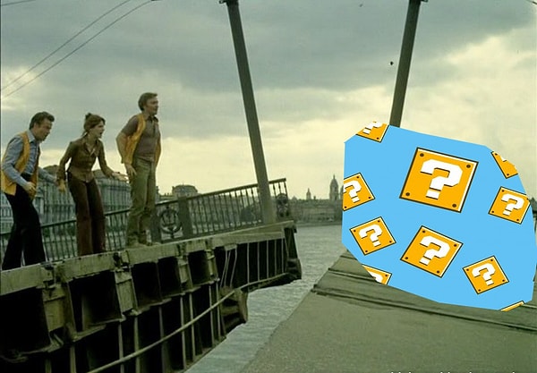 7. Кто находится по ту сторону разводного моста в фильме "Невероятные приключения итальянцев в России"?