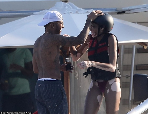 2. В таком наряде она посетила вечеринку на яхте Льюиса Хэмилтона у берегов Монте-Карло, где собралось немало знойных моделей.