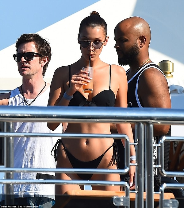 10. Белла Хадид также пришла на вечеринку, чтобы поддержать Льюиса Хэмилтона, облачившись в простое, но элегантное черное бикини.