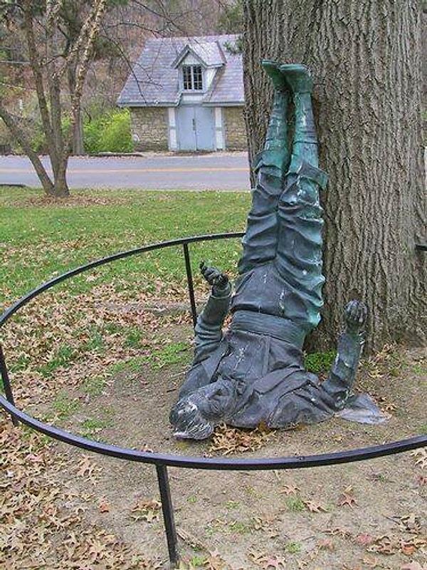 7. "Ağaçtan düştüm" heykeli
