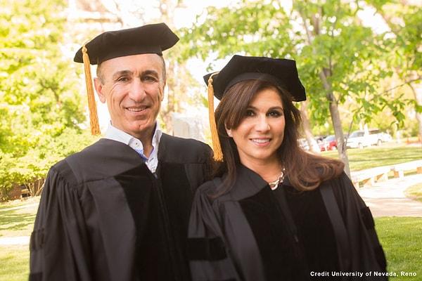 Eşiyle birlikte  Nevada, Reno Üniversitesi tarafından onursal doktora ile ödüllendirildi.