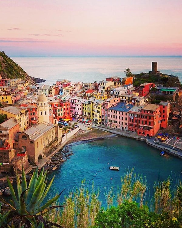 13. 📍Vernazza 📷 @mygreatescapes ·